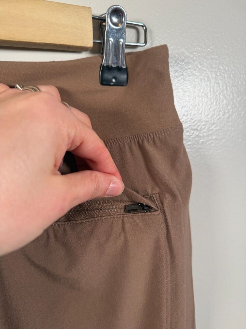 Athleta Cardiff Pants Size 10 Belted Rustic Beige Straight Leg Travel Active - Picture 10 of 14